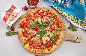 Pizza cu salam si mozzarella