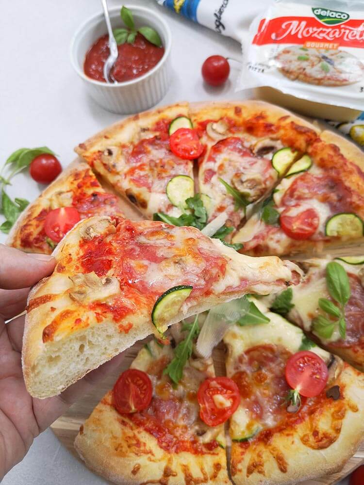 Pizza cu salam si mozzarella