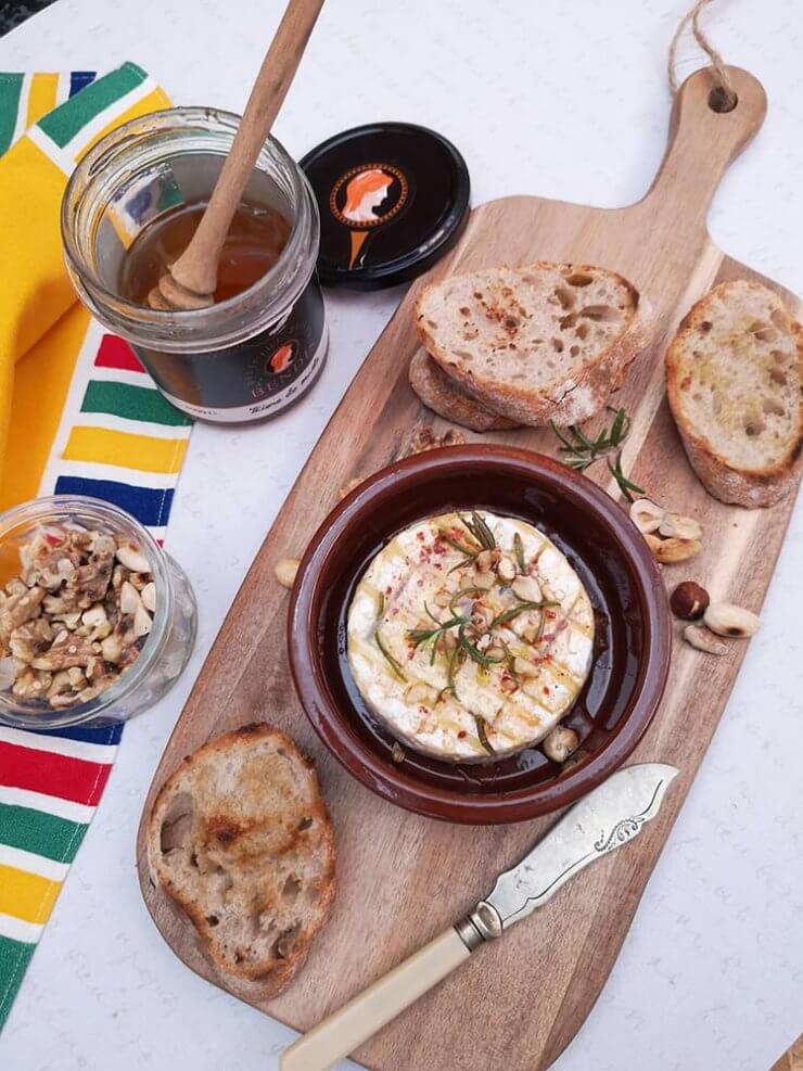 Branza brie la cuptor cu nuci si miere