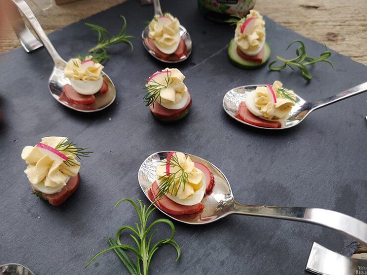 Oua de prepelita umplute cu crema de branza