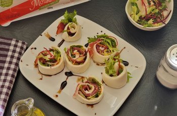 Aperitiv cu mozzarella rollo