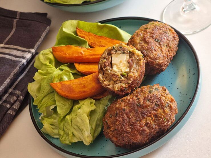 Chiftelute grecesti umplute cu feta - Bifteki