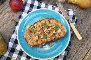 Sandvis cald cu pere si pastrama de rata