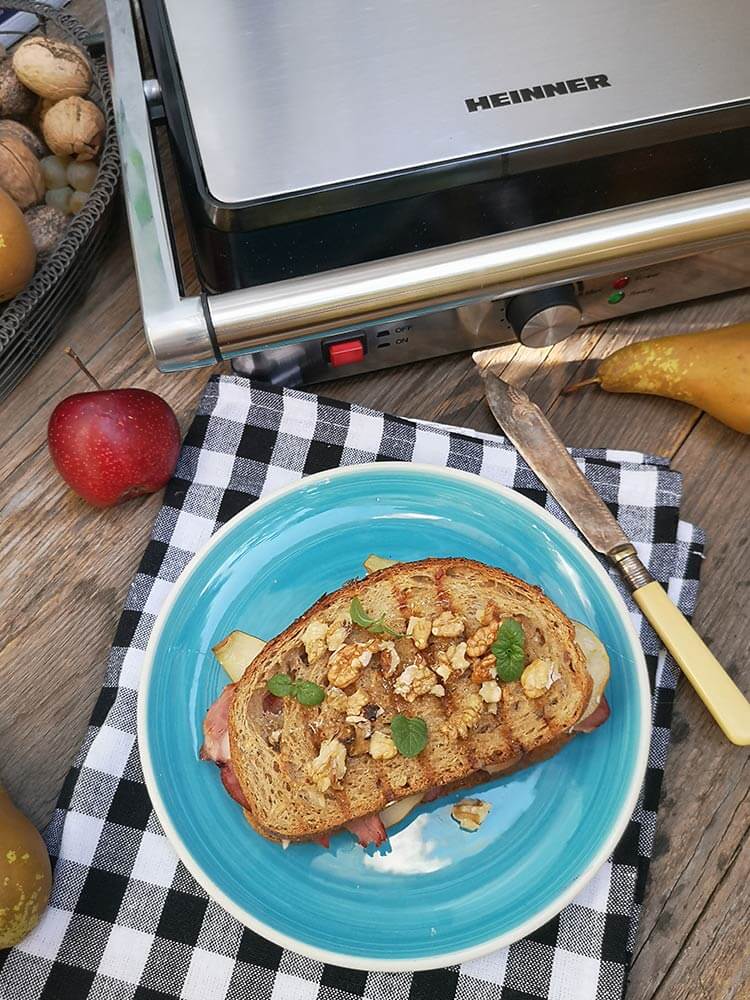 sandvis cald cu pere si pastrama de rata