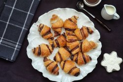 Cornulete de foietaj cu crema de ciocolata