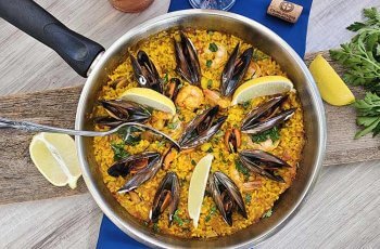 Paella cu fructe de mare