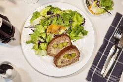 Rulada de carne cu sunca si castraveti