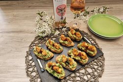 Crostini cu avocado si creveti