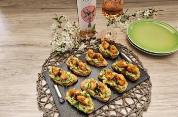 Crostini cu avocado si creveti
