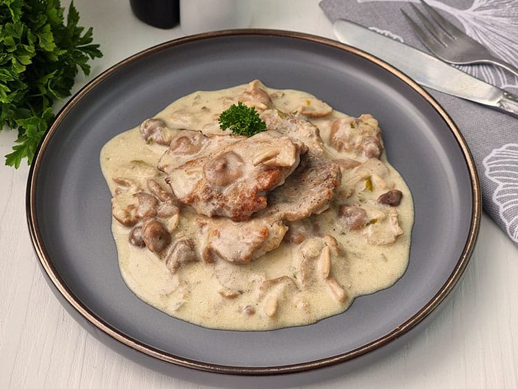 Escalop de caprioara cu ciuperci