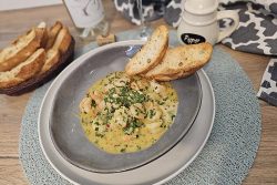 Creveti in sos de unt chimichurri