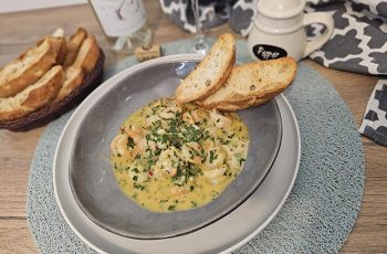 Creveti in sos de unt chimichurri