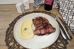 Ribeye cu sos de Shiraz si piure de pastarnac