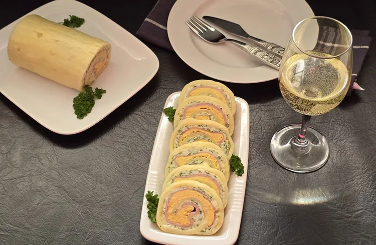 Rulada aperitiv de cascaval cu branza si oua