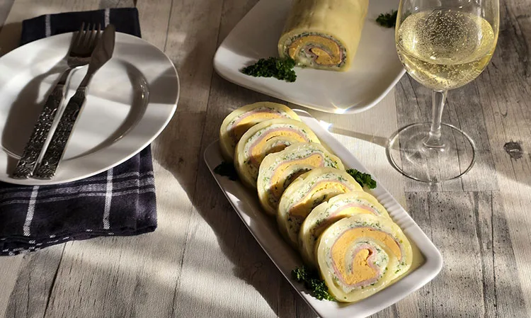 Rulada aperitiv de cascaval cu branza si oua