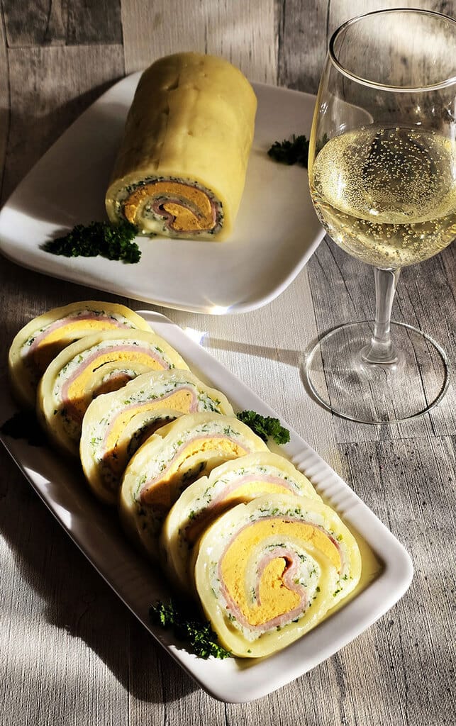 Rulada aperitiv de cascaval cu branza si oua