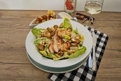 salata caesar cu piept de pui