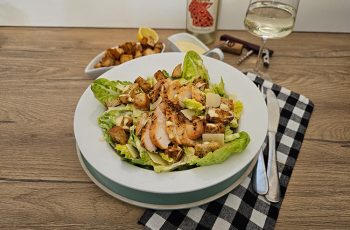 salata caesar cu piept de pui