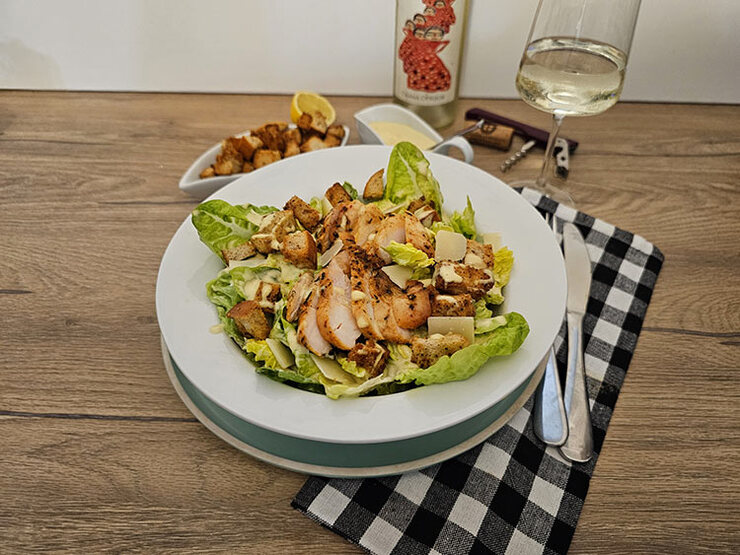 salata caesar cu piept de pui