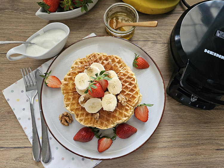 vafe sanatoase cu banae, fara zahar si topping de fructe