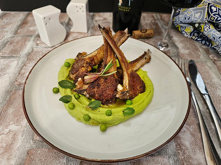 cotlete de miel cu piure de mazare