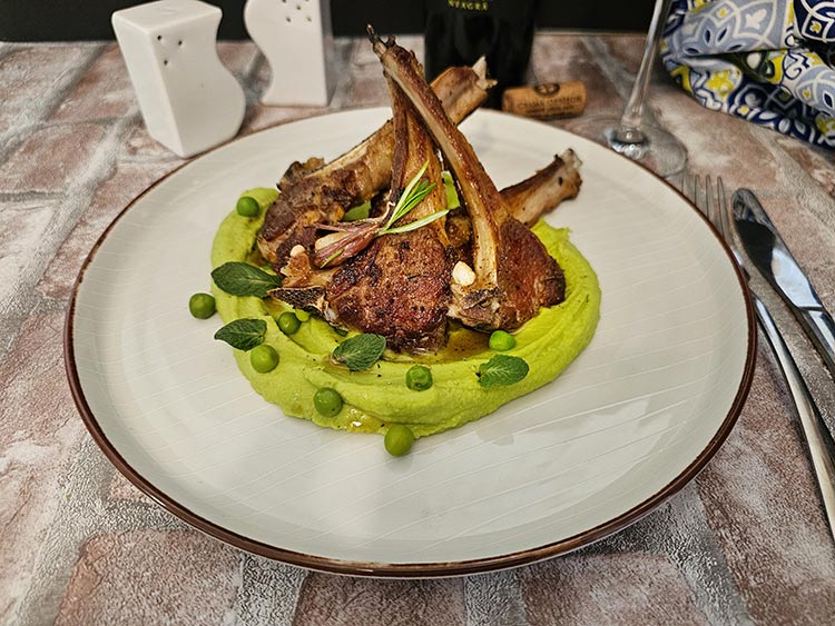 cotlete de miel cu piure de mazare cu unt