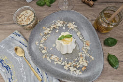 Panna cotta cu busuioc si miere