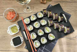 Sushi de casa cu somon si avocado