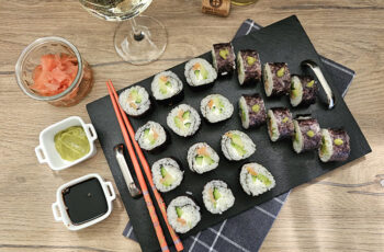 Sushi de casa cu somon si avocado