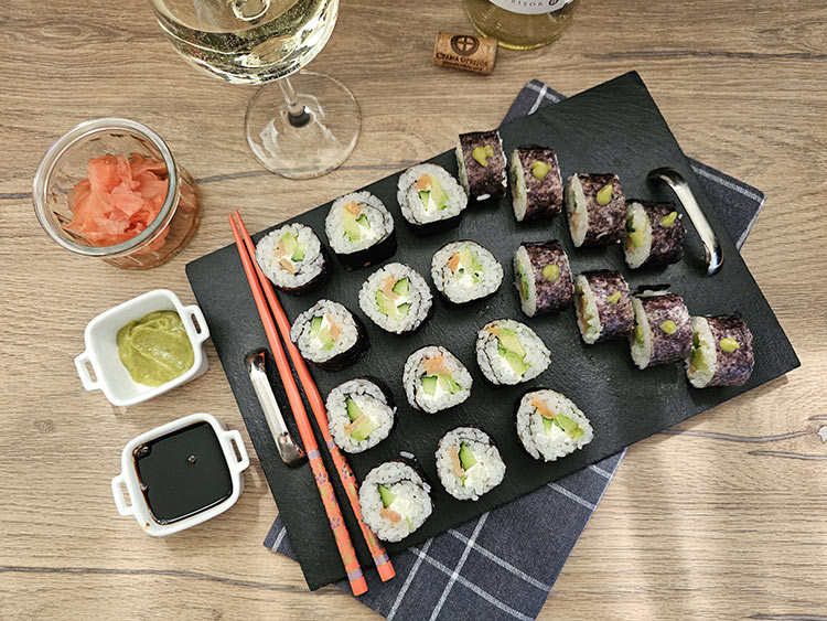 Sushi de casa cu somon si avocado