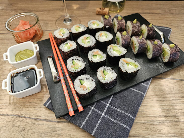 Sushi de casa cu somon si avocado