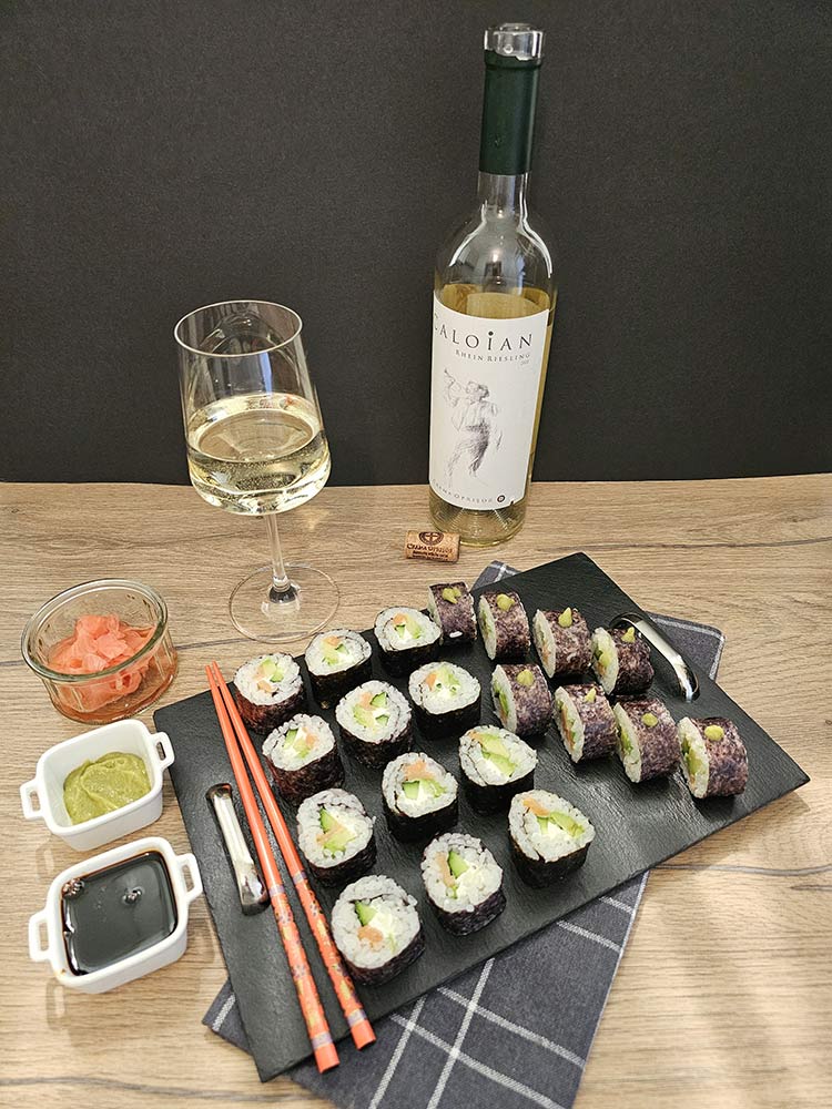 Sushi de casa cu somon si avocado