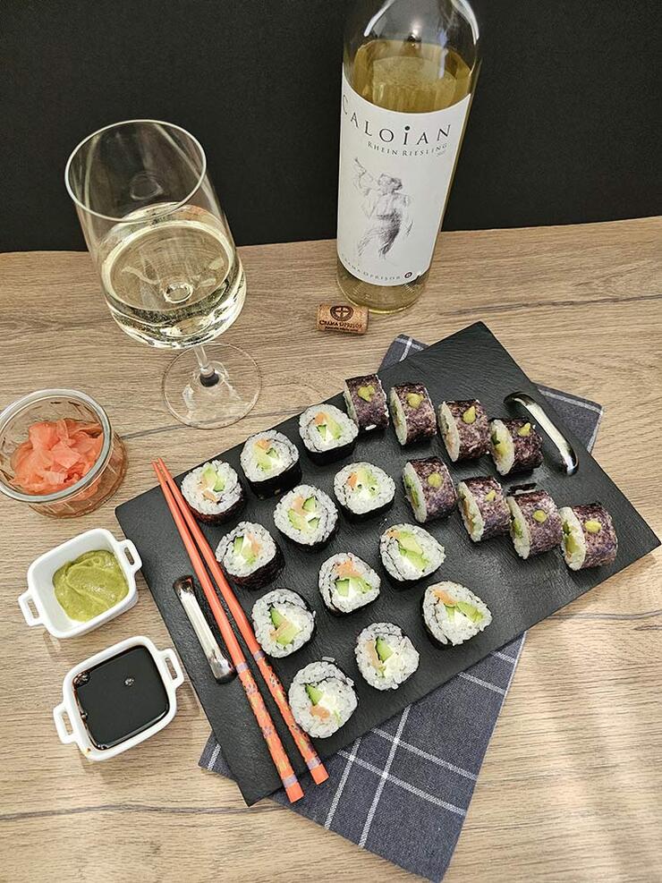 Sushi de casa cu somon si avocado