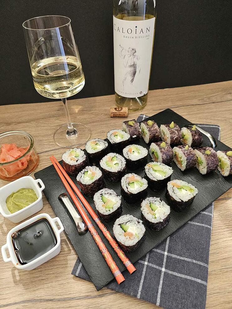 Sushi de casa cu somon si avocado