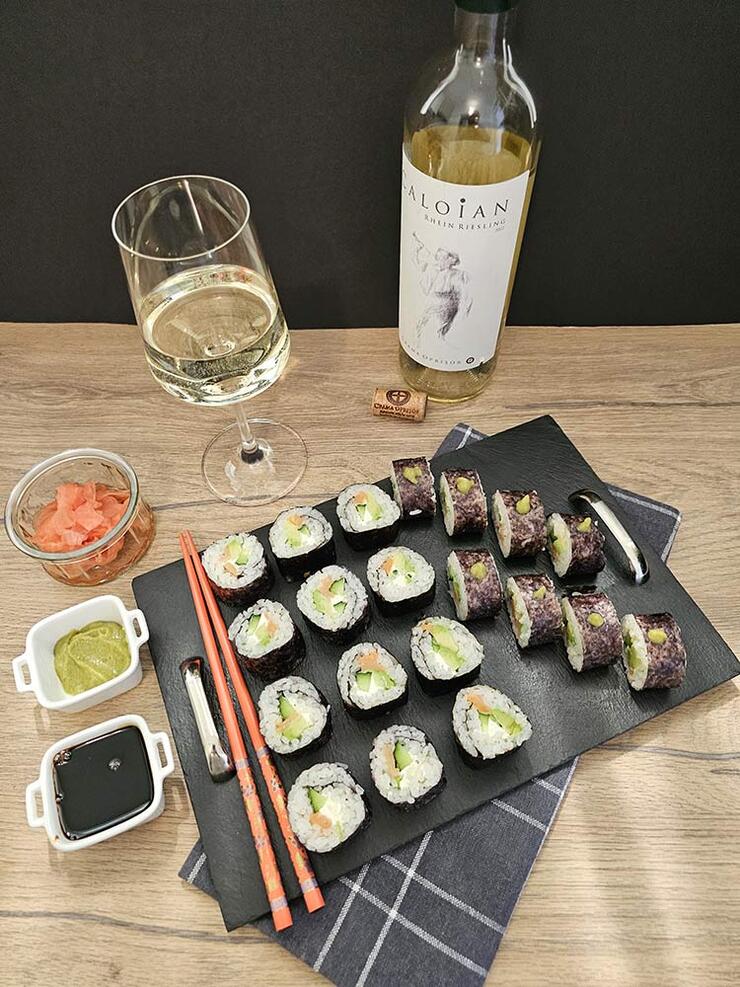 Sushi de casa cu somon si avocado