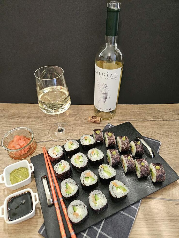 Sushi de casa cu somon si avocado