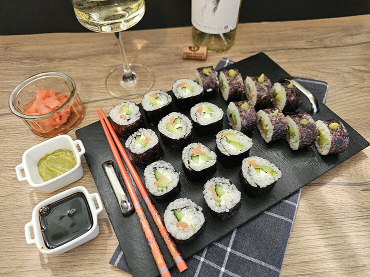 Sushi de casa cu somon si avocado
