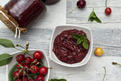 Dulceata de cirese amare la cuptor