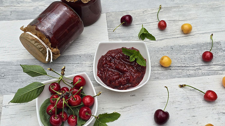 Dulceata de cirese amare la cuptor