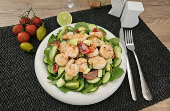 salata cu creveti quinoa si avocado