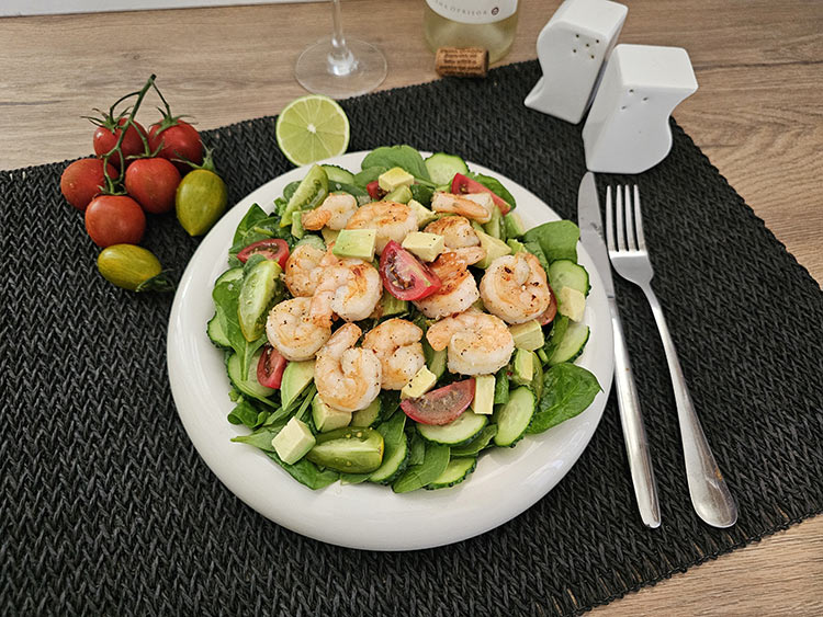 salata cu creveti quinoa si avocado