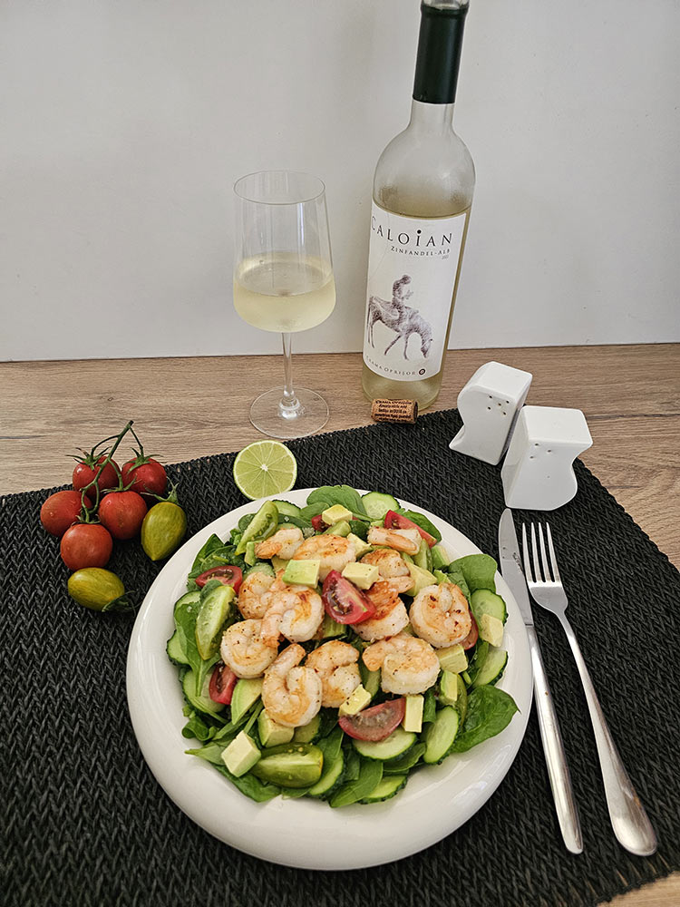 salata cu creveti quinoa si avocado