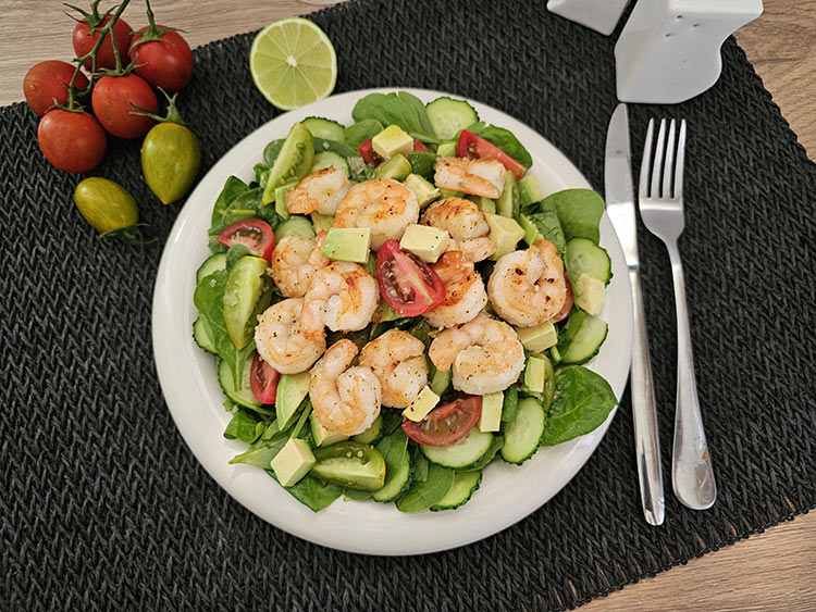 salata cu creveti quinoa si avocado