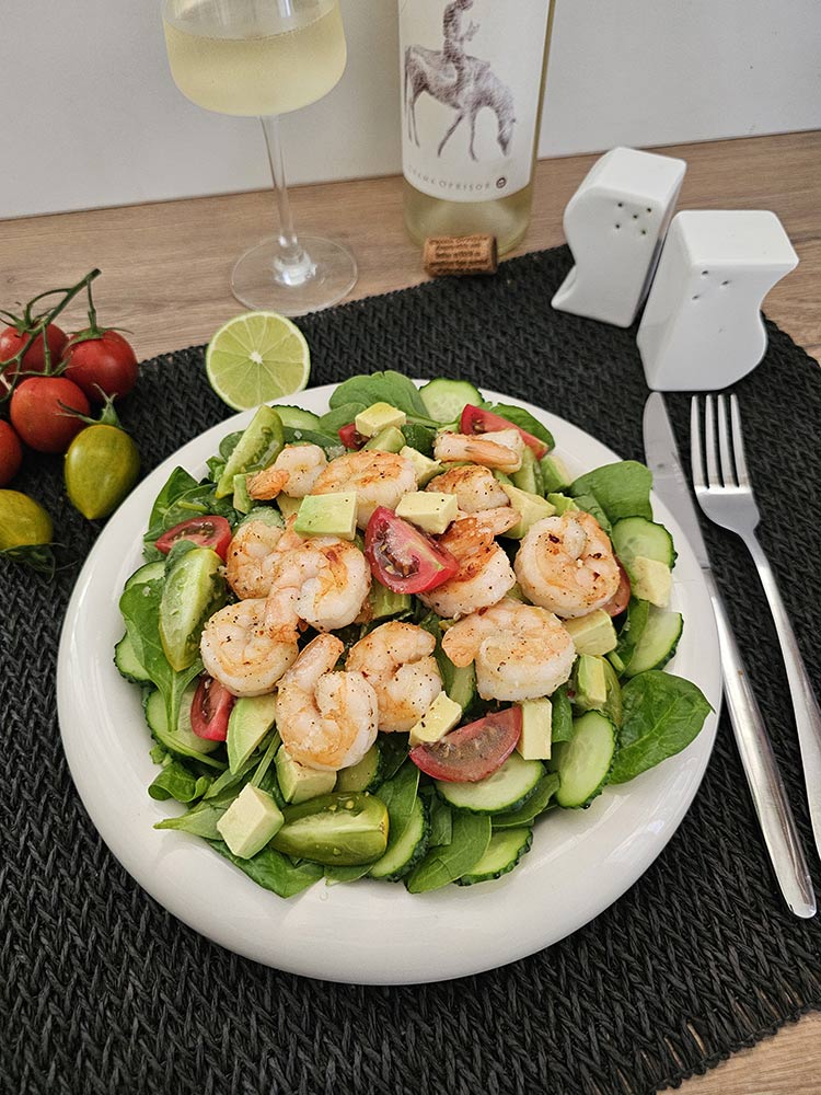 salata cu creveti quinoa si avocado