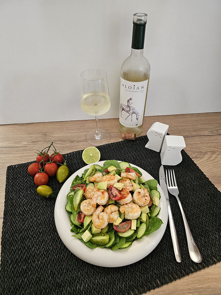 salata cu creveti quinoa si avocado