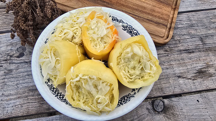 Ardei umpluti cu varza in saramura