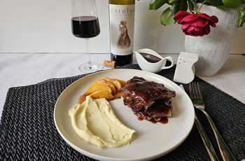 Coaste glazurate cu sos de prune si vin