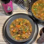 Se poate gati lent sau rapid, pe aragaz, sobă, sau la multicooker.
Eu am ales varianta rapida sa pregatesc acest Boeuf Bourguignon si musai se asociaza cu un vin savuros de la @crama.oprisor , Stil Shiraz!!!!❤️❤️❤️Rețeta o gasiti in profil si poveste!!!#good #goodwine #good food #instafood #cramaoprisor #bucatareselevesele