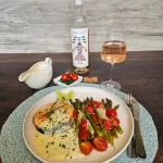 Rețetă  nouă‼️
Somon cu sparanghel, roșii cherry si sos de parmezan, un preparat rapid și gustos numai bun de pregătit într-o  zi de sărbătoare si de lângă  care nu trebuie  sa lipseasa vinul.
Recomandarea  noastră  este Jiana Rose  de la @crama.oprisor ❤️❤️
.
#cramaoprisor #bucatareselevesele
#wine
#foodphotography #mykitchen #f52grams #food #salmon #dish