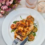 Pentru azi avem in meniu acest piept de pui marinat in iaurt, iar langa va recomandam  un vin rose de exceptie, un Caloian Rose de la partenerii nostri @crama.oprisorRețetă o gasiti in profil ! Sa aveti o zi frumoasa! ❤️#bucatareselevesele #cramaoprisor #goodwine #rosewine